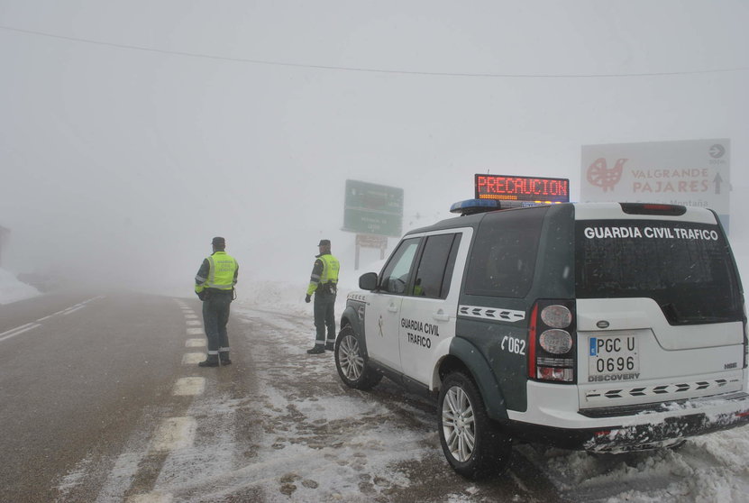 La Guardia Civil realiza un control de nieve