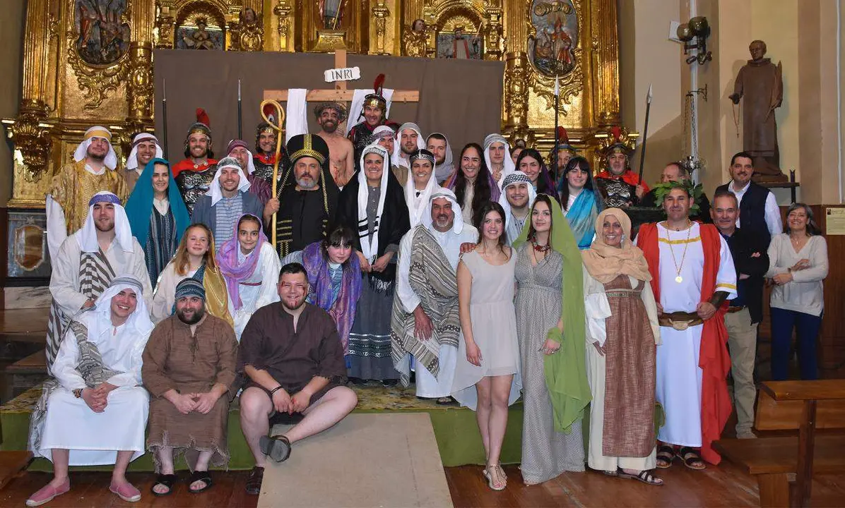 Imagen del elenco del Viacrucis viviente de Benavides de &Oacute;rbigo