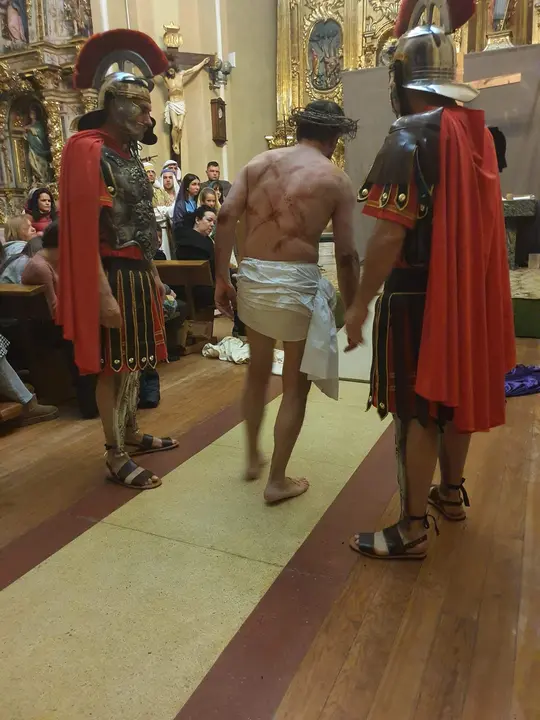 "Escenificaci&oacute;n viviente del Viacrucis" Asociaci&oacute;n Cultural Telares con Amistad de Benavides de &Oacute;rbigo