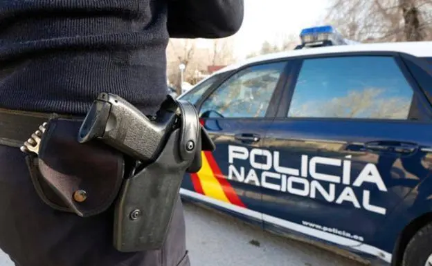 Agente y coche de Polic&iacute;a Nacional