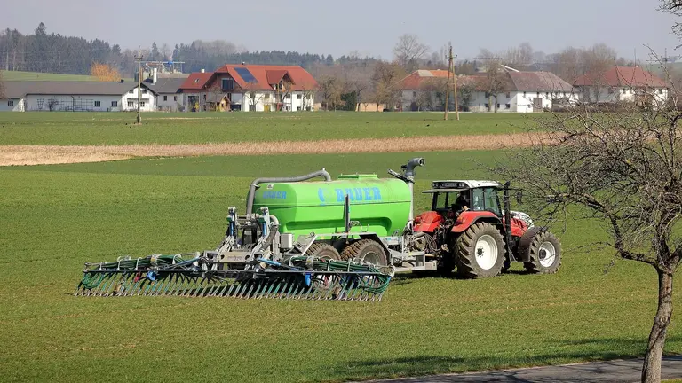 Tareas de fertilizaci&oacute;n agricultura