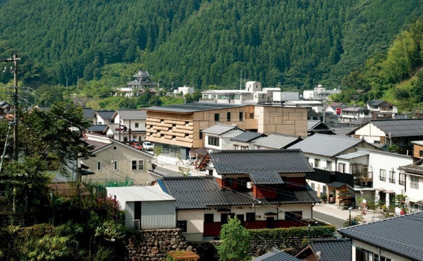 | Imagen del pueblo de Yusuhara en la que destaca el mercado (Kengo Kuma) para la venta de productos locales que alberga en su parte trasera un pequeño hotel de tres plantas y quince habitaciones.