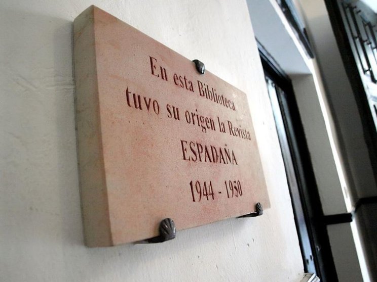 Fotografía de la placa a la Revista Espadaña a la entrada de la Biblioteca Azcárate