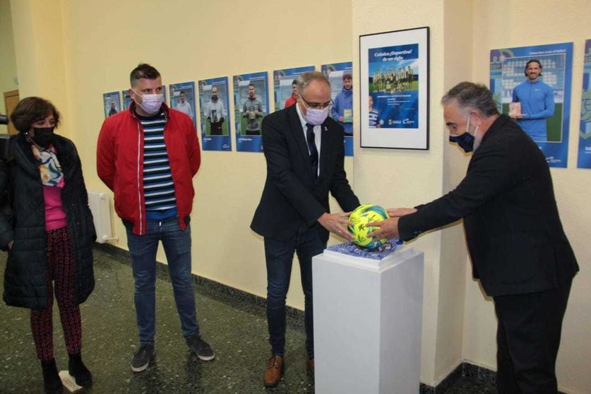 El balón firmado que sortea la SD Ponferradina con motivo de su 100 aniversario.