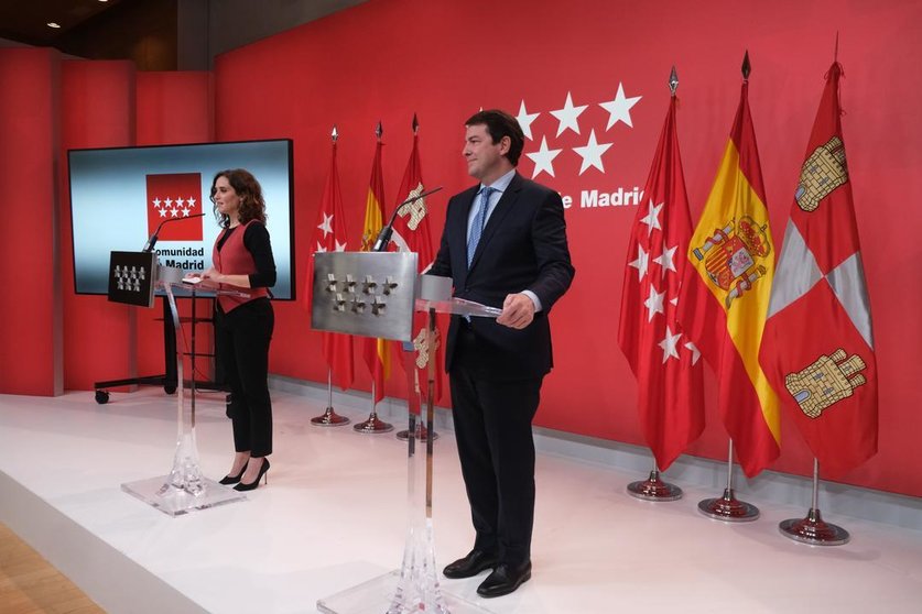 El presidente de la Junta de Castilla y León, Alfonso Fernández Mañueco, y la presidenta de la Comunidad de Madrid, Isabel Díaz Ayuso