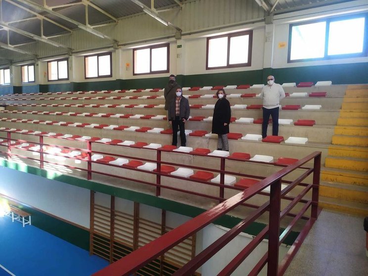 Santa María del Páramo instala 500 gradas más para el pabellón polideportivo