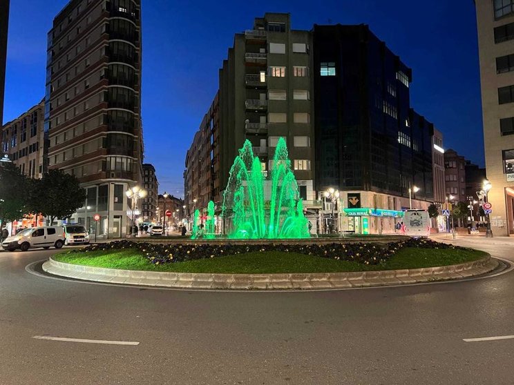La Plaza de Lazúrtegui se iluminó en verde para dar visibilidad al‘Día de la concienciación del Perthes’ Foto: Cris Pazos