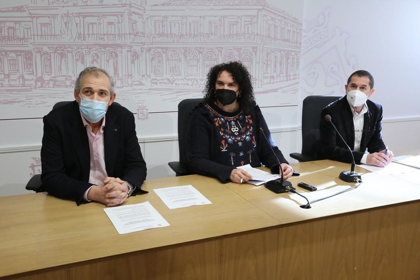 •	Vera López, Vicente Canuriay Manuel Salas han presentado la convocatoria del proyecto en el Ayuntamiento de León