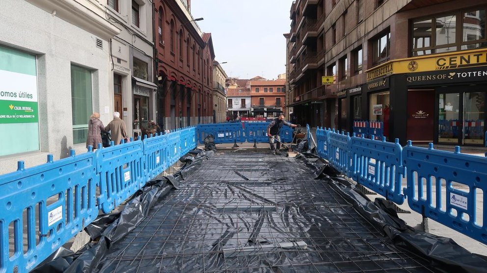 Una plataforma de hormigón protegerá el suelo de la calle peatonal Arco de Ánimas mientras dure la construcción de un edificio en San Marcelo