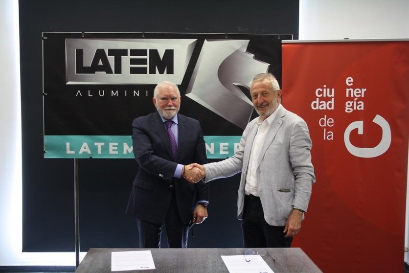 LatemAluminium y la Fundación Ciudad de la Energía (CIUDEN) tras la firma de la colaboración entre ambas entidades.