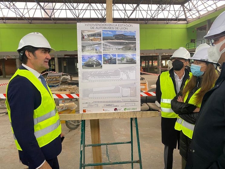 El consejero de Fomento y Medio Ambiente, Juan Carlos Suárez-Quiñones, ha visitado hoy las obras de la estación de autobuses de León, cuya entidad titular, la Junta, ejecuta y financia con una inversión de 6.164.862 M€.