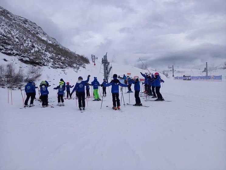 El skiman olímpico Hilario Sánchez impartía este sábado un taller sobre reparación, mantenimiento y puesta a punto de material de esquí en Valle Laciana-Leitariegos