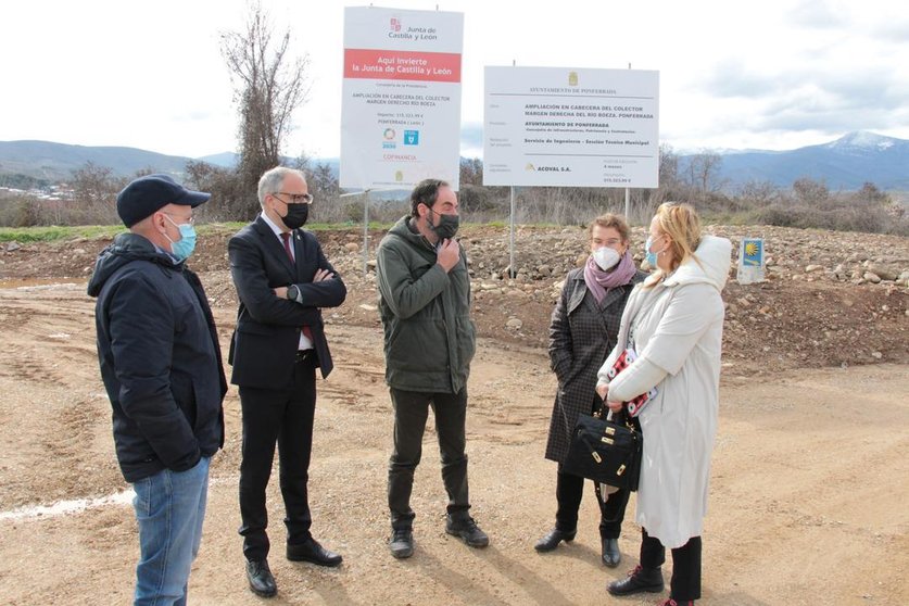 Los técnicos municipales y la empresa ejecutante, visitaron la obra del nuevo colector del polígono industrial de La Barca en Ponferrada