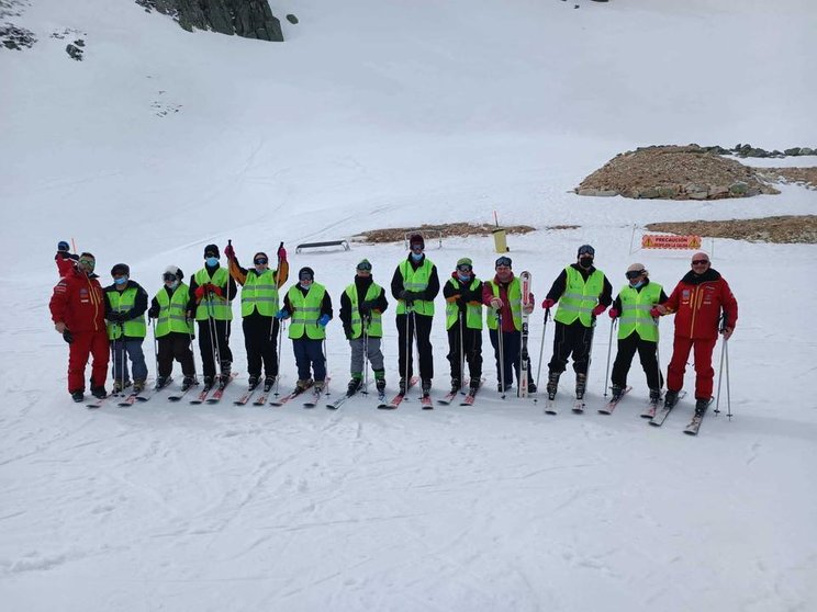 Usuarios de los centros asistenciales de la Diputaciónreciben clases de esquí y raquetas en San Isidro