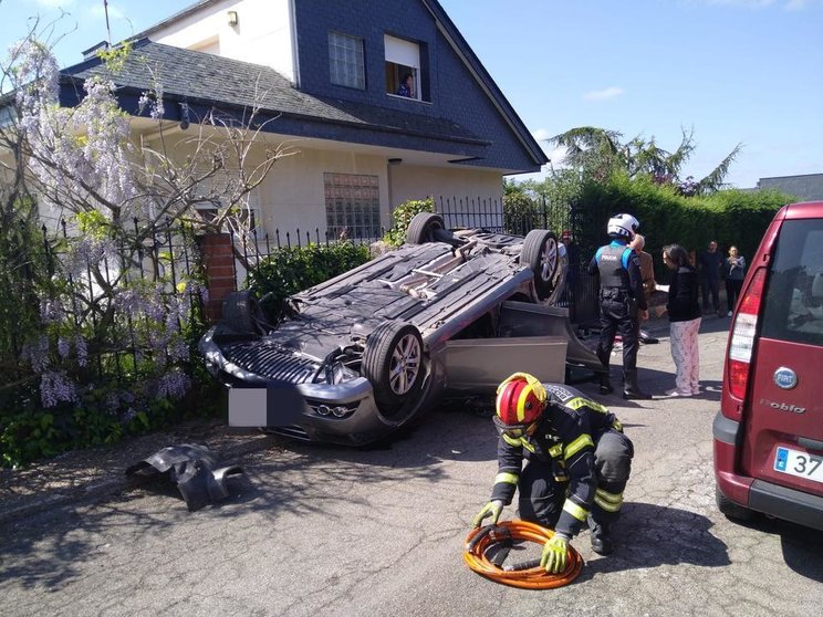 Los bomberos socorren al conductor en un aparatoso accidente en la Urbanización Patricia Ponferrada