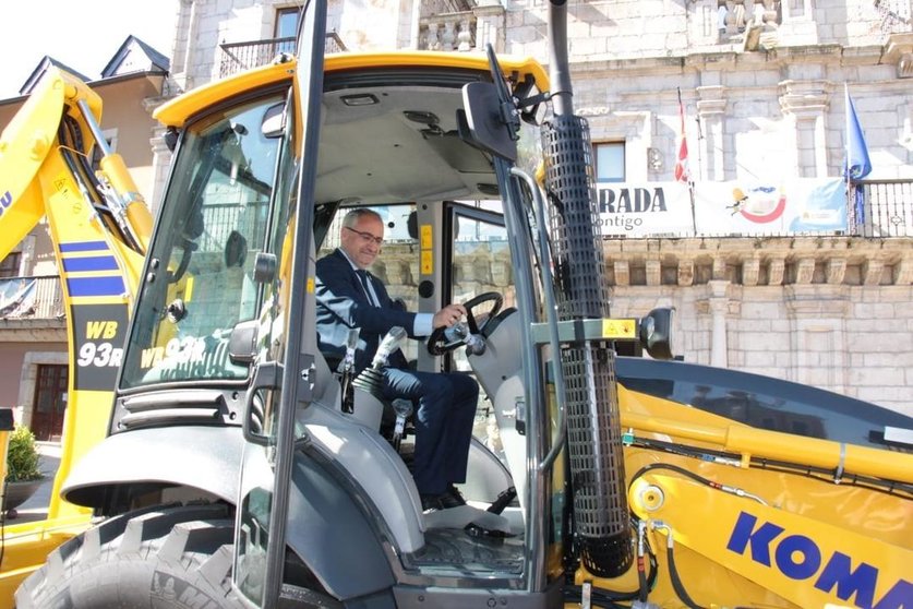 El alcalde de Ponferrada, Olegario Ramón presentando la nueva adquisición de material de la Brigada Municipal de Obras,
