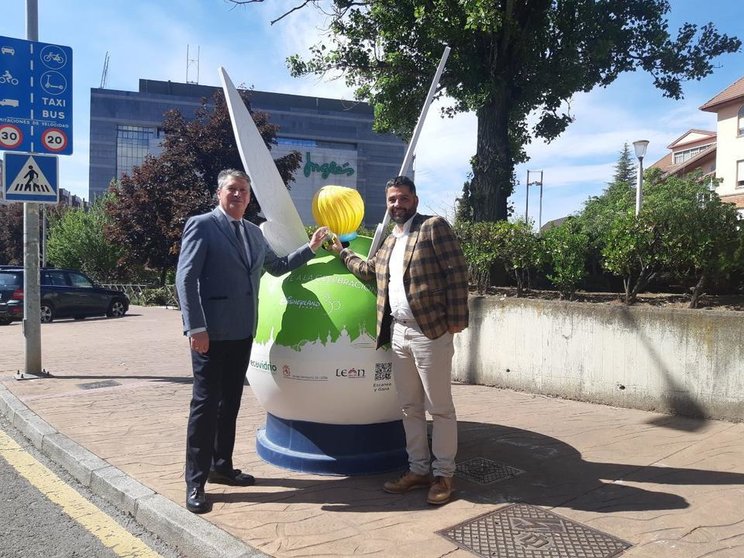 El Ayuntamiento de León y Ecovidrio se suman al Día del Reciclaje con la instalación de contenedores decorados con personajes del universo Disney