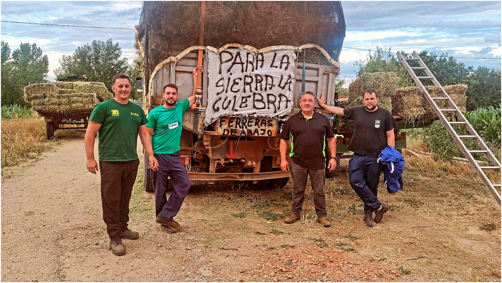 Cuatro voluntarios transportan forraje para los afectados por el incendio de la Sierra de la Culebra