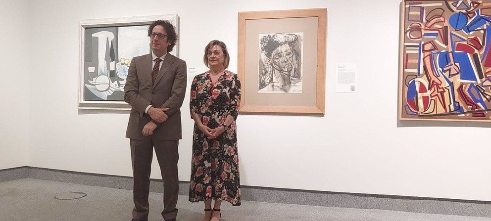 Carlos Cuadros, director general del Centro Niemeyer, junto a Evelia Fernández, concejala de Acción y Promoción Cultural del Ayuntamiento de León.