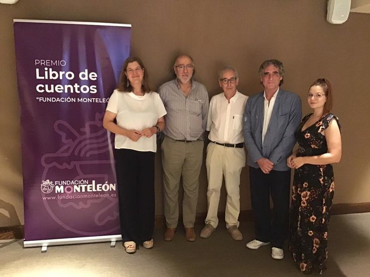 El jurado, compuesto por Rogelio Blanco Martínez, Margarita Torres Sevilla, Galo
Senovilla Escribano y Luis Marigómez Rodríguez