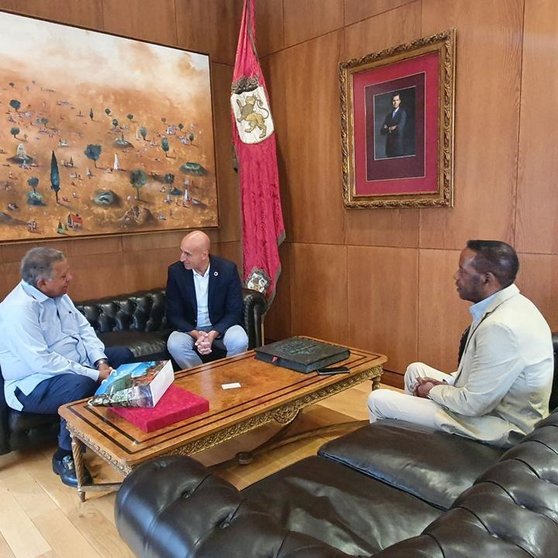 El alcalde de León, José Antonio Diez, recibe al embajador de la República Dominicana