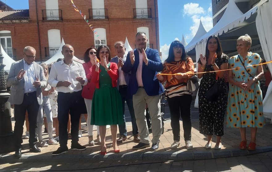 El presidente de la Diputación, Eduardo Morán, inaugura la Feria del Dulce de Benavides de Órbigo