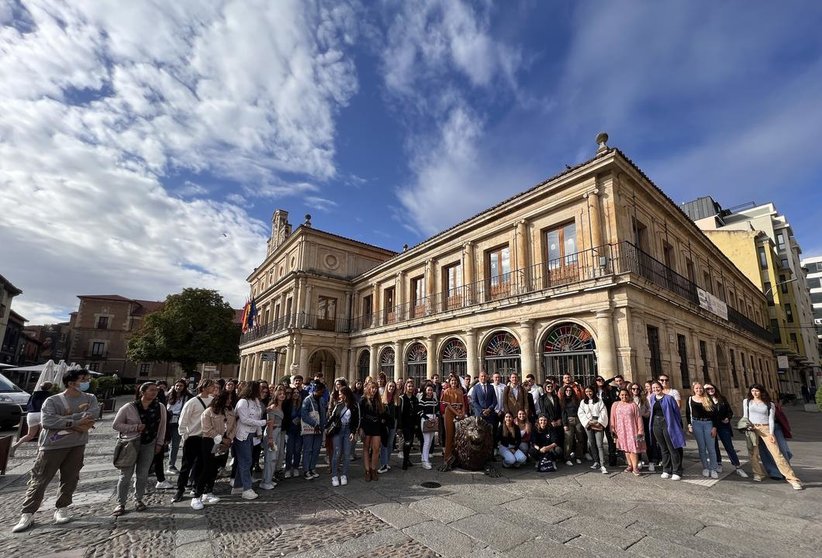 Estudiantes Erasmus de la ULE son recibidos en el Ayuntamiento de León
