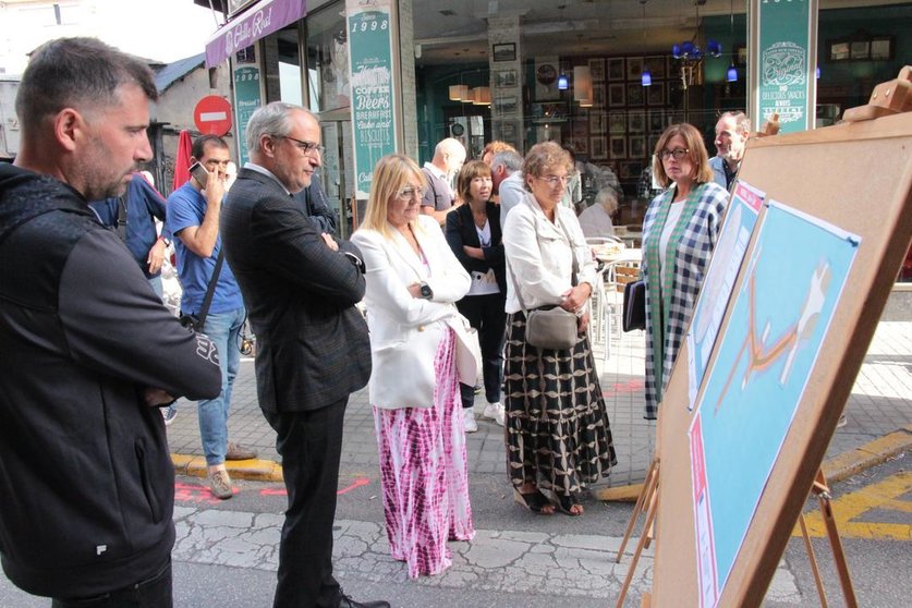 El alcalde visita el inicio de las obras de peatonalización de la calle Real