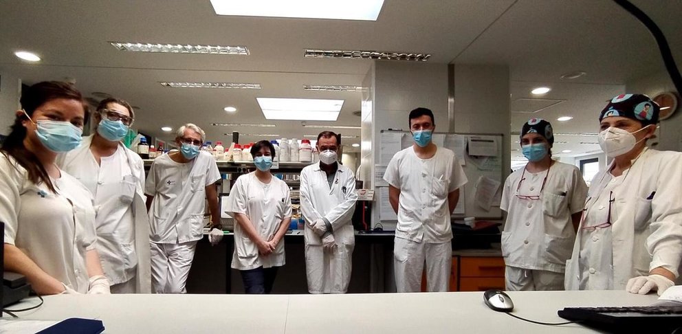 El Dr. garcía Ruiz de Morales (3º por la izquierda) con el equipo de Inmunología del Hospital de León