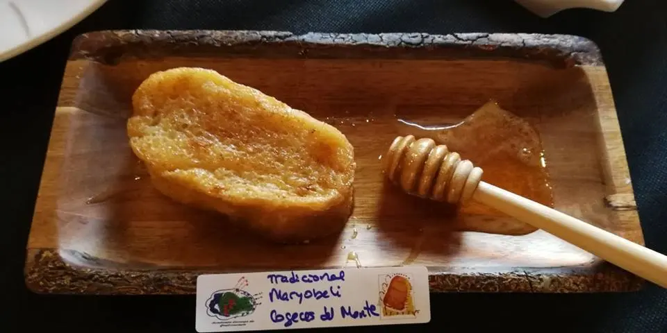 Torrija con miel, Foto de archivo.