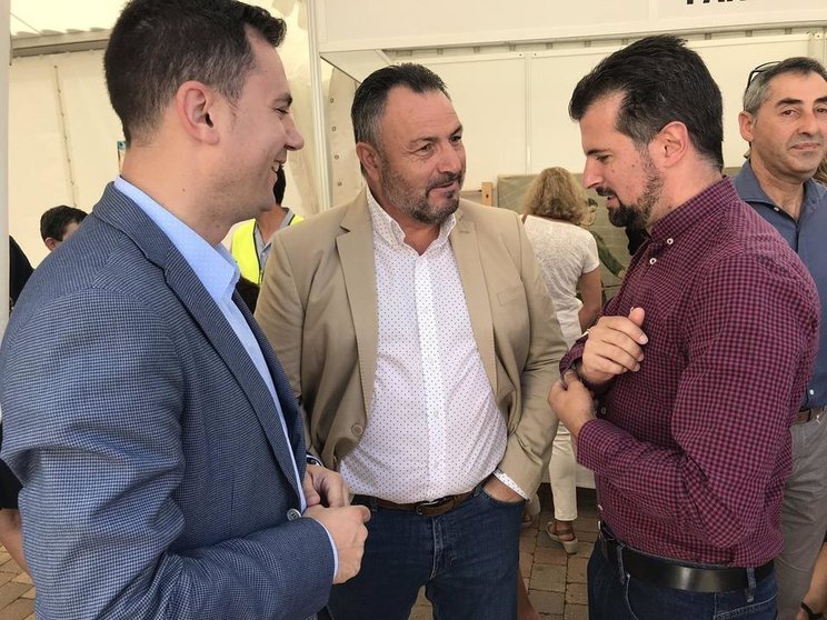 Javier Cendón, a la izquierda de la imagen, conversa con el Presidente de la Diputación de León (centro) y con Luis Tudanca, secretario general del PSOE de Castilla y León