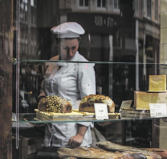 Mujer trabajando en una panadería
