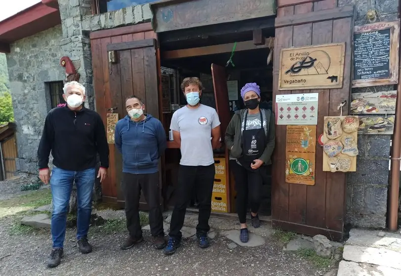 El vicepresidente y diputado de Turismo, Nicanor Sen, en la visitaeste s&aacute;bado al refugio de Vegaba&ntilde;ojunto al portavoz socialista en el Ayuntamiento de Oseja de Sajambre, &Aacute;ngel C. Fern&aacute;ndez, y el titular del refugio, Juli&aacute;n Morantes.