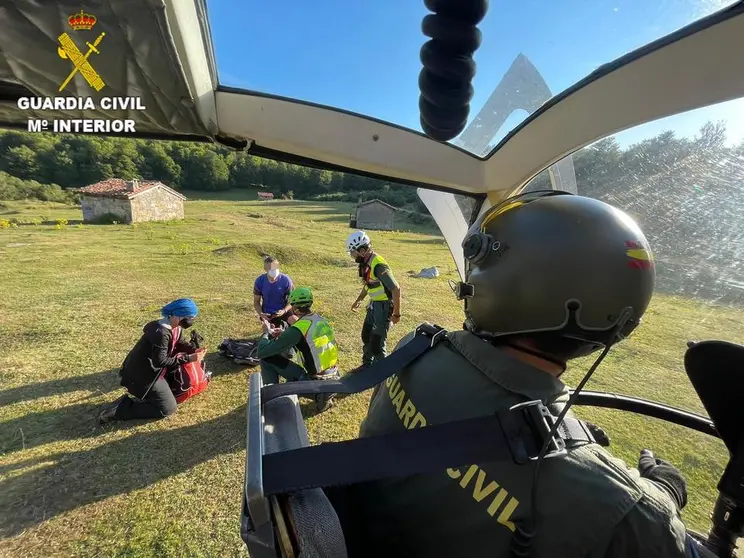 Rescate de dos senderistas Torre Bermej en Posada de Valde&oacute;n