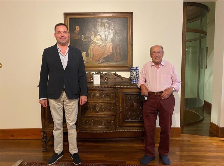 El director de FUNDOS, José María Viejo y José Luis Robles con uno de los muebles en el Museo Casa Botines Gaudí.