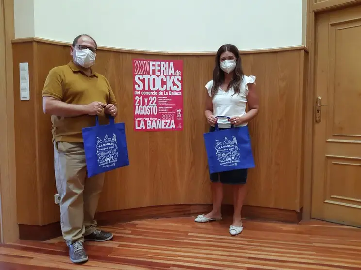Alcalde y concejala de Comercio La Ba&ntilde;eza