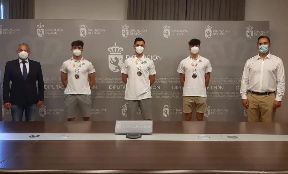 Antonio Mart&iacute;nez, Dar&iacute;o Sanz y &Aacute;lex Lodos,los tres jugadores del Ademar que el pasado fin de semana ganaron la medalla de bronce con la selecci&oacute;n espa&ntilde;ola juvenil de balonmano en el Campeonato Europeo disputado en Croacia