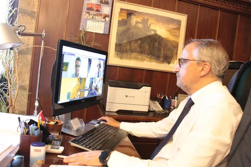 El alcalde de Ponferrada, Olegario Ram&oacute;n en reuni&oacute;n telem&aacute;tica
