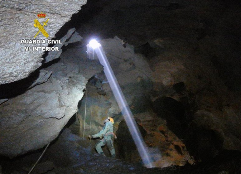 Rescate dos espeleólogos en la cueva de Valporquero. Prácticas GREIM espeleología. GUARDIA CIVIL (archivo)