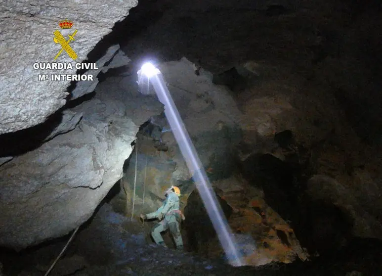 Rescate dos espele&oacute;logos en la cueva de Valporquero. Pr&aacute;cticas GREIM espeleolog&iacute;a. GUARDIA CIVIL (archivo)