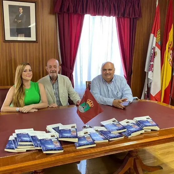 Presentaci&oacute;n Ayuntamiento Ria&ntilde;o los 3