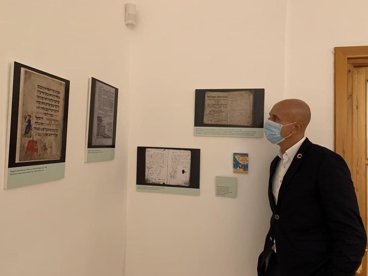 El alcalde de León visita la exposición de la Fundación Vela Zanetti