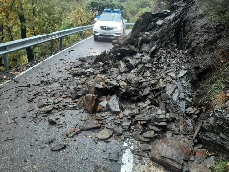 Desprendimientos en carreteras que ponen en peligro la seguridad vial.