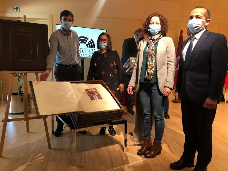 Diputaci&oacute;n ha presentado en las Cortes de Castilla y Le&oacute;n el libro encuadernado en los talleres de Cosamai.