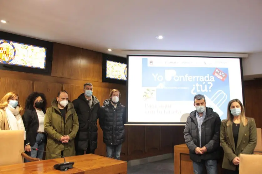 La concejala de Comercio, Lorena Valle, junto con responsables de la C&aacute;mara de Ponferrada y de asociaciones de comerciantes.