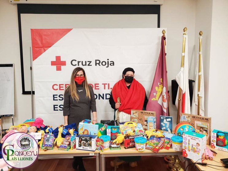 La Vieya ́l Monte, junto con Conceyu, han hecho entrega a la Coordinadora de Cruz Roja 
en León varias cajas con juguetes