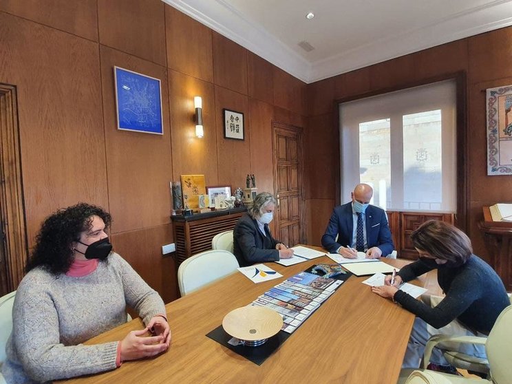•	José Antonio Diez ha suscrito el acuerdo, en el Ayuntamiento de León, con Vicente Martin, vicedecano del Colegio Oficial de Psicología