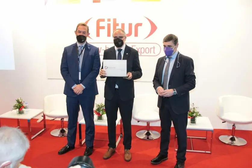 El alcalde de Ponferrada, Olegario Ram&oacute;n, recibiendo en Fitur, de manos del secretario de Estado de Turismo, Fernando Vald&eacute;s,
el certificado de Destino Tur&iacute;stico Inteligente, DTI, concedido a
Ponferrada.