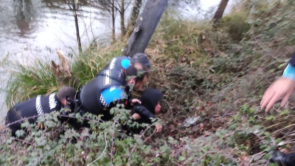 La Policía Municipal de Ponferrada rescatando una persona esta mañana en el río Sil
