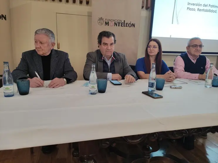 &Aacute;ngel Valencia, Vicepresidente, Francisco-Jos&eacute; G. Paramio, Presidente, Andrea Guti&eacute;rrez, Gerente, y Dionisio Dom&iacute;nguez, Secretario
